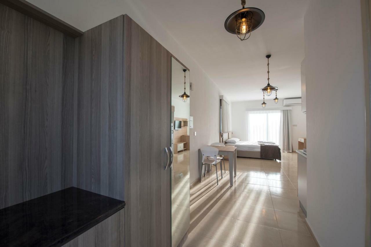 Deniz Airport Suites Nicosie Extérieur photo